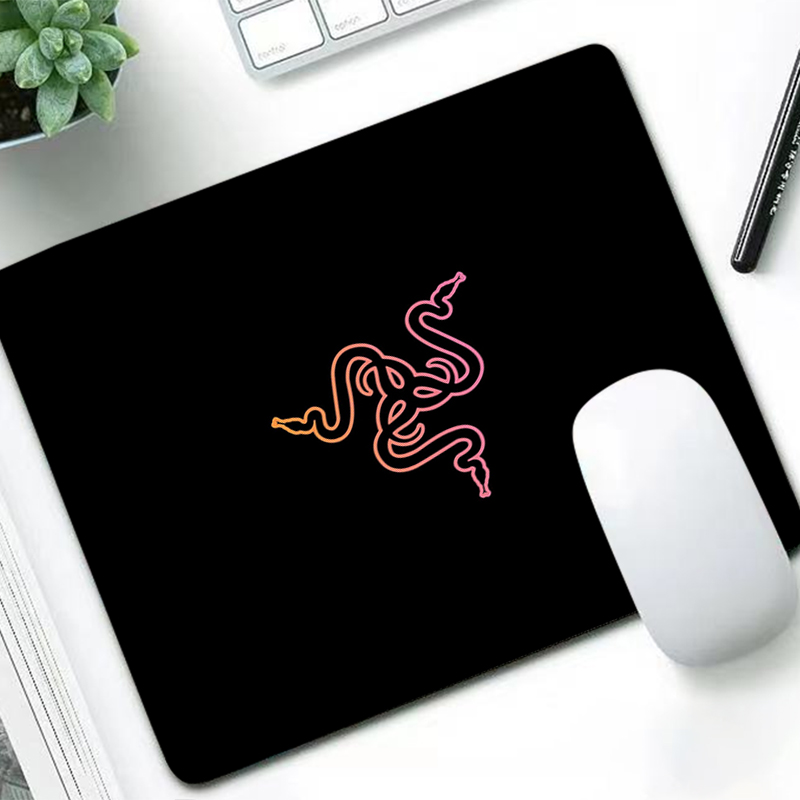 Gaming Accessories For Gaming Setup - Podkładka pod mysz Razer Luxury Anime