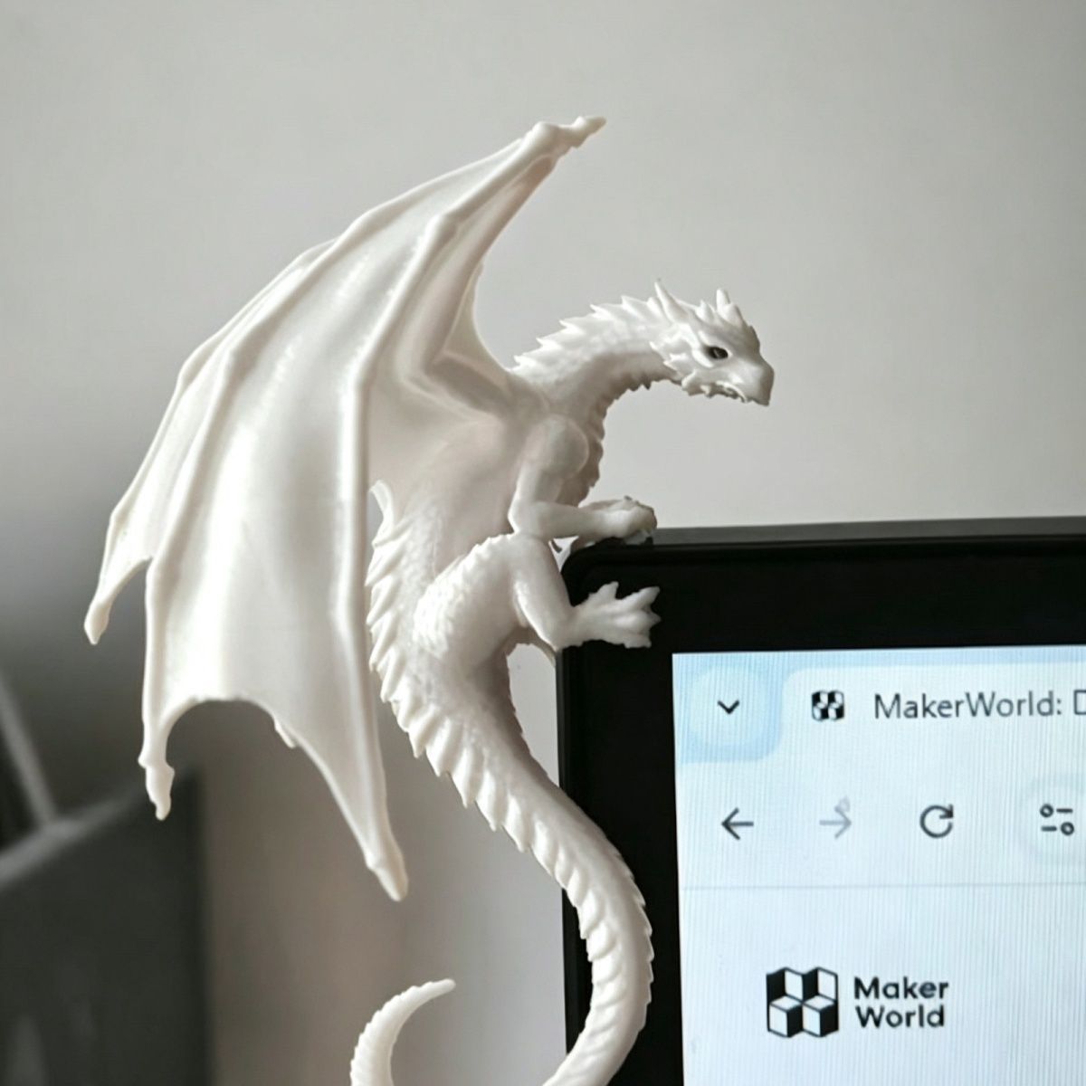 Fajna figurka smoka leżącego n – Gaming Accessories For Gaming Setup recenzja i cena